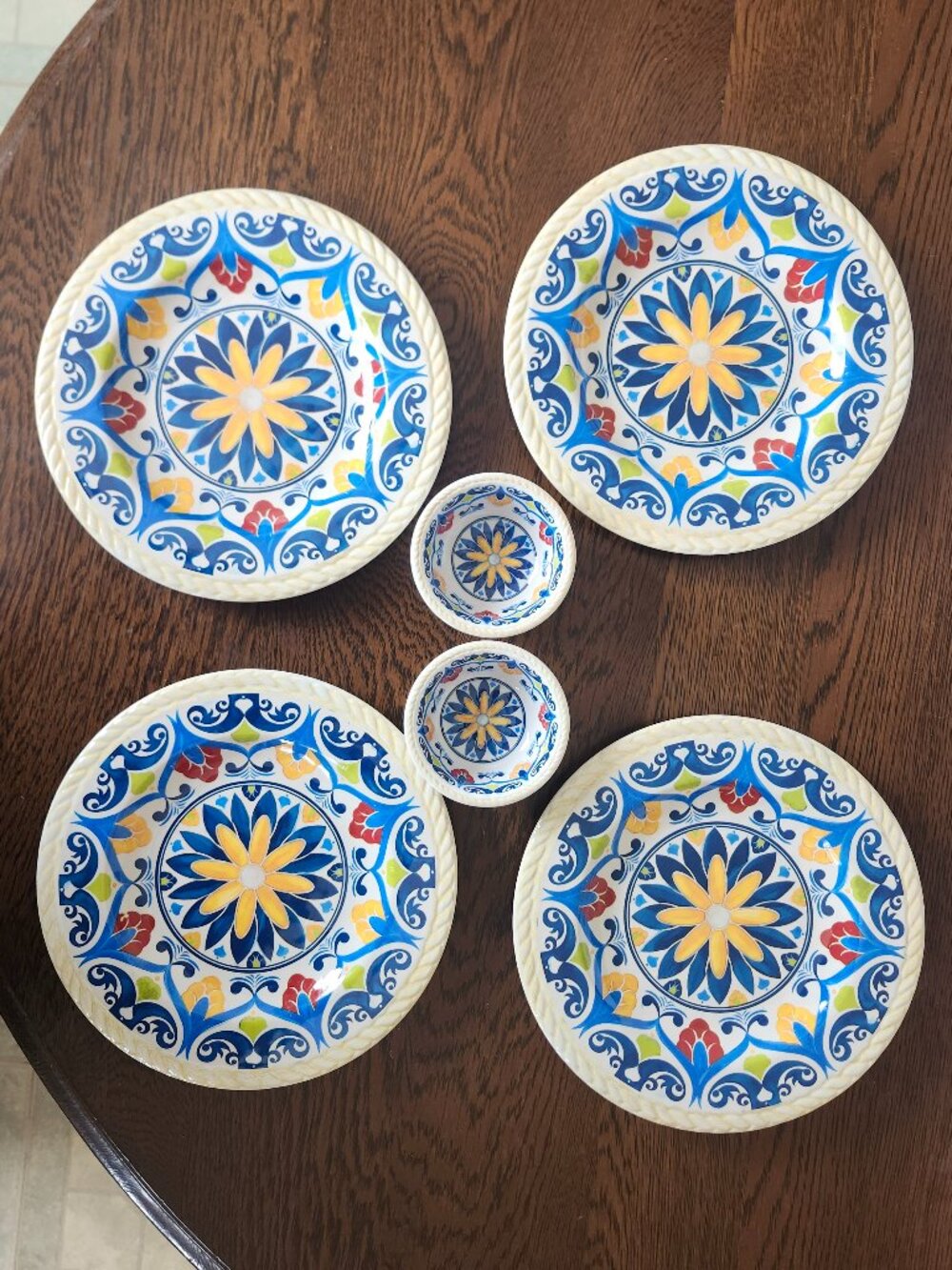 Set of 4 thick Melamine Plates and 2 Dipping Sauce Bowls Floral Geometric Design